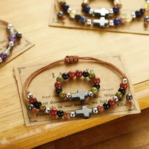Nahaufnahme von Perlenarmband und Ring mit Kreuz auf Kraftpapier-Display
