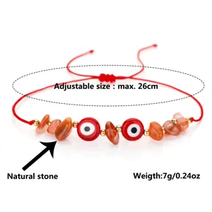 Detailansicht des Evil Eye Armbands mit Natursteinen und verstellbarer roter Kordel