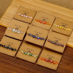 Detailansicht handgefertigter Evil Eye Armbänder mit bunten Natursteinen und Glasperlen.