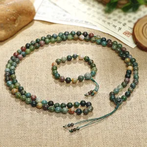 Detailweergave van 108-kralen natuurlijke Indiase agaat mala ketting en armband set op jute