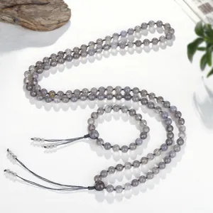 Detail van handgemaakte 108 grijze agaat MALA kralenketting met bijpassende armband