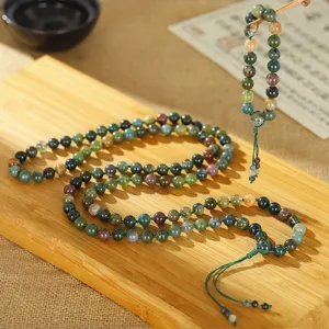 Macrodetail van 108 mala kralenketting van natuurlijke Indiase agaat met kwast.