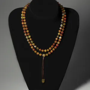 Detailopname van 108 MALA-kralenketting van drakenaderagaat met bruine kwast.