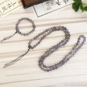 Grijze agaat 108 MALA kralen ketting en armband set op licht houten oppervlak.