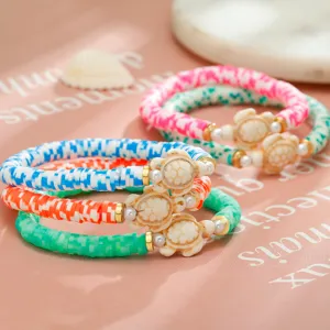 Detail bunte Polymer-Ton-Heishi-Perlenarmbänder mit Meeresschildkröten-Anhängern.