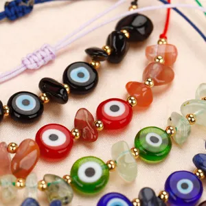 Nahaufnahme handgefertigter Evil-Eye-Armbänder mit Glasperlen und Natursteinen