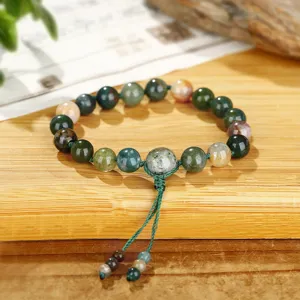 Natuurlijke Indiase agaat kralenarmband met geweven knoop op een houten achtergrond