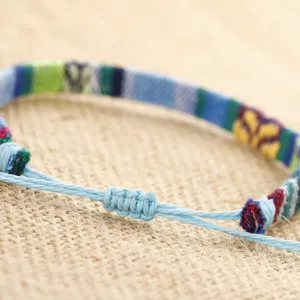 Detailansicht des handgefertigten gewebten Armbands mit verstellbarem Gleitknoten