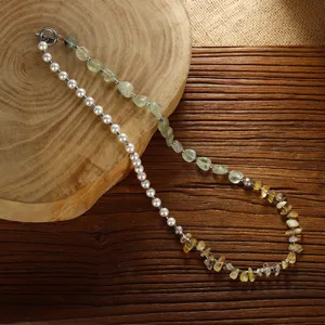 Vista dettagliata del bracciale fatto a mano con prehnite, citrino e perle bianche.