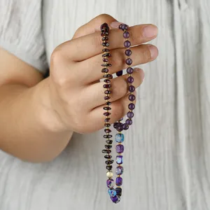 Pulsera multicapa hecha a mano con granate, amatista y piedra imperial vista en detalle