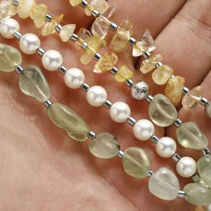 Dettaglio macro di bracciale multistrato fatto a mano con pietre di prenite citrino e perle