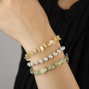 Vista dettagliata del bracciale multistrato con citrino, perle e perle di pietra d'uva