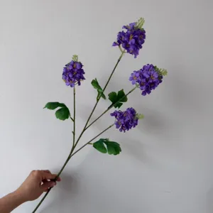 Détail en gros plan d'une branche de fleur de jacinthe mauve artificielle pour mariage et déco.