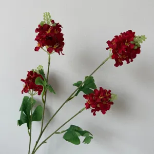 Détail de branche de fleur de jacinthe rouge artificielle à 4 têtes pour décoration de mariage.