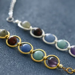 Detailansicht einer bunten Naturstein-Perlenkette in elegantem Erbsenschoten-Design
