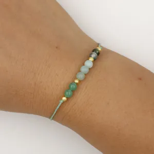 Handgemaakte stenen kralen armband met mosagaat en amazoniet op groen koord.