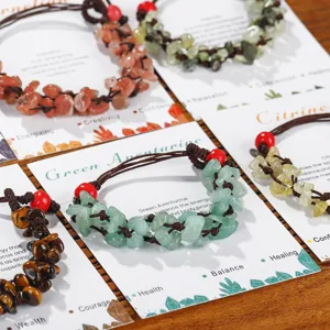Dettaglio di braccialetti fatti a mano con varie pietre naturali su schede espositive