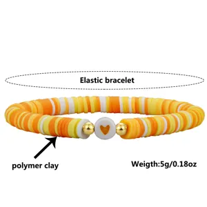 Detailansicht der bunten handgefertigten Polymer-Ton-Perlen am elastischen Herz-Armband im Boho-Stil
