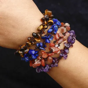 Dettaglio di bracciali intrecciati a mano con pietre di Ametista e Lapislazzuli