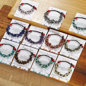 Dettaglio macro di braccialetti in pietre naturali intrecciati a mano con schede