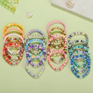 Bunte böhmische Polymer-Ton-Armbänder mit Herzperlen im elastischen Heishi-Design.
