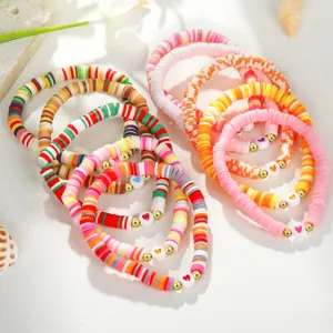 Nahaufnahme von bunten Herzperlen-Armbändern aus Fimo im Boho-Stil