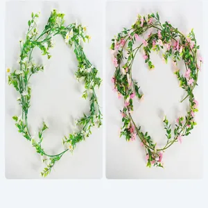 Hermosa guirnalda de flores artificiales de margaritas para decoración de pared detalle.