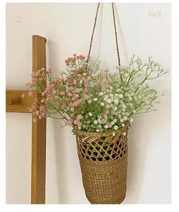 Precioso ramo de gypsophila artificial en cesta colgante para la decoracion del hogar.