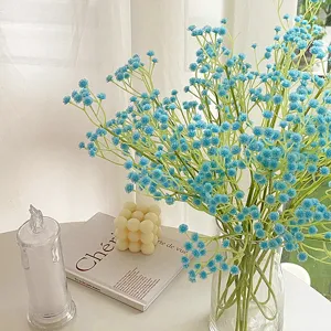 Blauwe kunstmatige gipskruidboeket in glazen vaas voor uw huis en bruiloft decoratie.