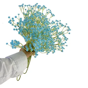 Mooi kunstmatige blauwe gipskruid bloemen boeket voor bruiloft en huisdecoratie.