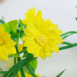 Kunstmatige gele margriet bloemrank voor binnen muur en pijp decoratie groene plant.