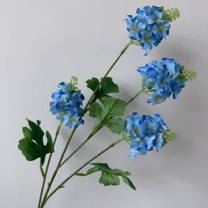 Gros plan détaillé d'une branche de fleurs de jacinthe bleue artificielle à 4 têtes et feuilles.