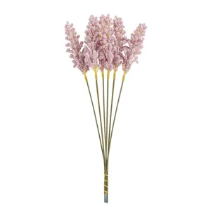 Détail de fausses épis de blé en mousse, fleurs roses pour décoration intérieure.