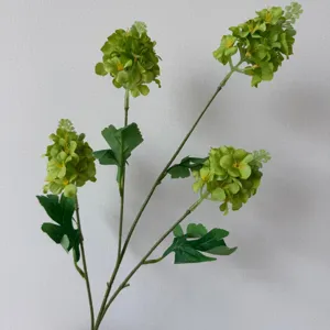Vue détaillée d'une branche de fleur verte artificielle avec quatre têtes florales et des feuilles.