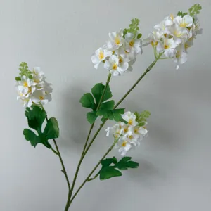 Gros plan détail de la branche de fleur d'hortensia blanche artificielle à 4 têtes avec feuilles.