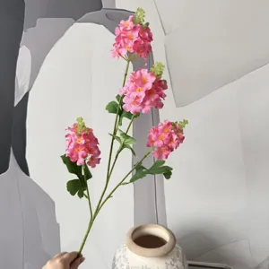 Gros plan détaillé d'une branche de fleurs de jacinthe artificielle pour la décoration.
