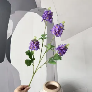 Vue détaillée de la branche de fleur de hyacinthe violette artificielle pour décoration.