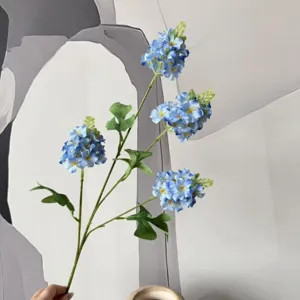 Vue détaillée de la tige de fleur de jacinthe bleue artificielle à 4 têtes pour la décoration.