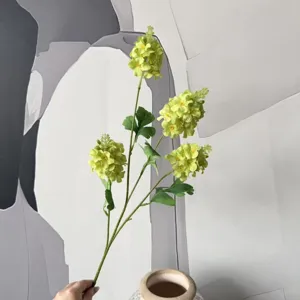 Vue détaillée d'une branche de fleurs de jacinthe artificielles avec des feuilles pour la maison.