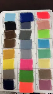 Détail de la carte d'échantillons de tissu montrant diverses teintes pour mariage.