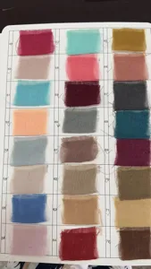 Nuancier de tissu en crêpe de fil de Bali uni pour les options de décor de fête de mariage.
