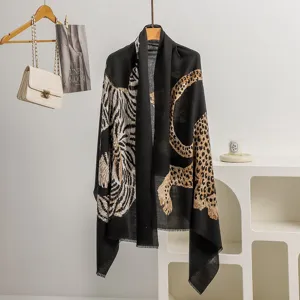 Sciarpa nera con stampa tigre e leopardo scialle rétro chic frangiato moda donna