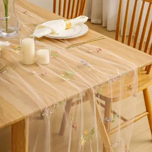 Camino de mesa de malla transparente de lujo francés con delicado bordado floral.