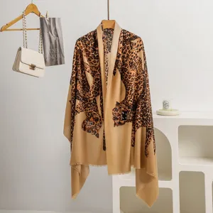 Dettaglio della sciarpa con stampa leopardata retrò, consistenza elegante e vintage.
