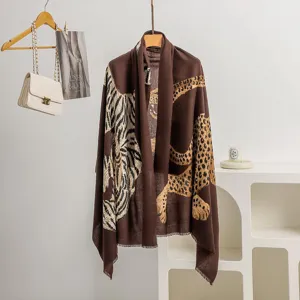 Sciarpa scialle stampa leopardo tigre marrone retro chic moda elegante accessorio dettaglio