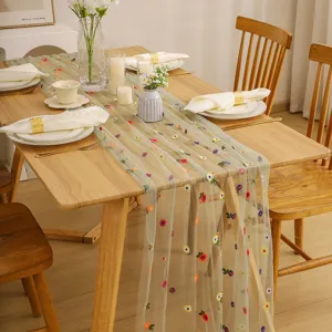 Camino de mesa de tul bordado con margaritas para decoración de fiesta en el hogar.