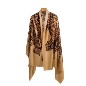 Scialle oversize con stampa leopardata vintage per donna, elegante vista principale retrò.