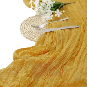 Chemin de table en gaze froissée jaune pour décoration de fête de mariage et de table chic