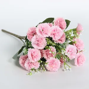 Bouquet de fleurs d'œillets artificiels roses pour la décoration de maison et mariage.