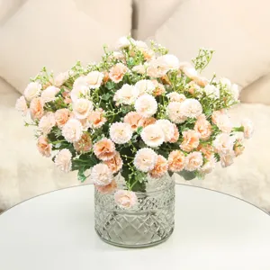 Bouquet de fleurs artificielles avec vase en verre transparent pour la décoration de la maison.
